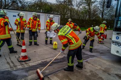 BAB 81 / Rastplatz Wunnenstein: Bundeswehr-Bus verliert 150 Liter Diesel beim Tanken